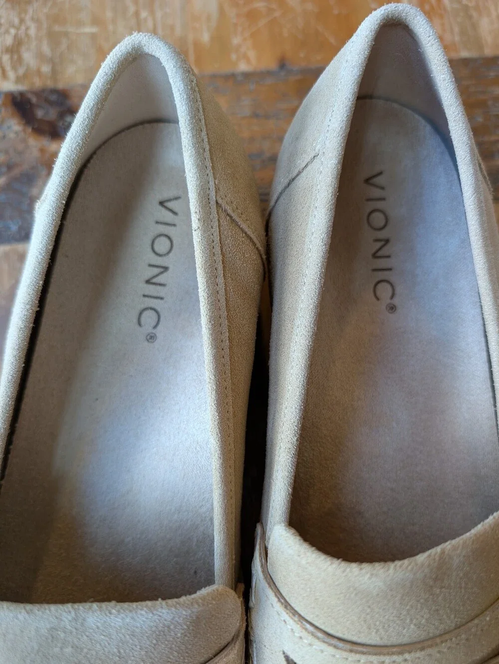 Vionic Cheryl ll Light Weight Arch Support Beige Suede Loafers Size 9